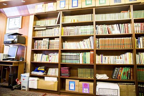 Tampereen islamin yhdyskunta pitää tärkeänä kirjastoaan, josta voi lainata Koraaneja ja muita ohjeistuksia elämään.
