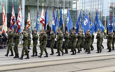 Puolustusvoimien lippujuhlapäivän paraati lipui lauantaina iltapäivällä Mannerheimintiellä Helsingissä.