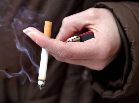 Yli 60-vuotiaiden tupakoijien riski kuolla oli kaksinkertainen verrattuna niihin, jotka eivät olleet koskaan polttaneet. 