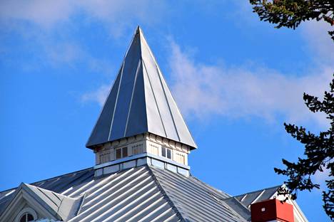 Wivi Lönnin suunnitteleman koulun laajennusosan katolla on arkkitehdille tyypillinen torni.