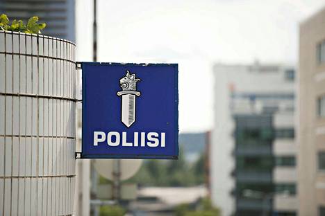 Poliisi: Naisopettaja seurusteli kahden alaikäisen oppilaan kanssa -  Kotimaa - Aamulehti