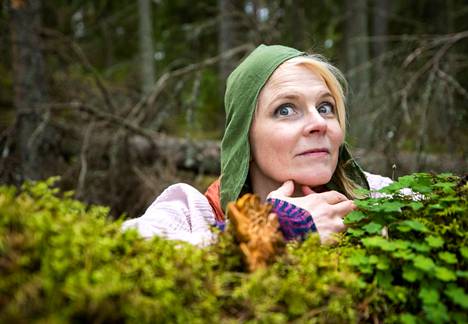 Käyttämästään lounaismurteesta tuttu runoilija Heli Laaksonen esiintyy marraskuun lopussa Jämsässä.