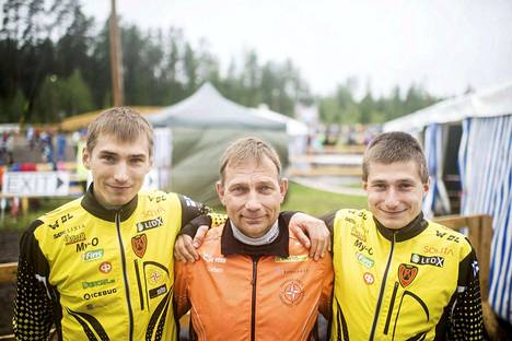 Kooveen voittajajoukkueen Lauri (vas.) ja Timo Sild (oik.) antoivat suunnistaja isälleen Sixten Sildille parhaimman 52-vuotislahjan voittaessaan Jukolan viesteissä.