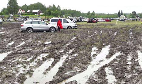 Lauantain sateiden takia lähes 1000 autoa jäi kiinni mutaan Jukolan viesteissä Lappeenrannassa.