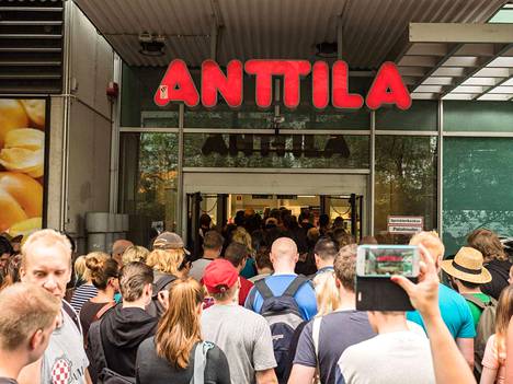 Ihmiset jonottivat Anttilan konkurssin loppuunmyyntiin Tampereella.