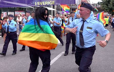 Ruotsalainen poliisi intoutui tanssimaan Tukholman pride-kulkueessa. Katso video alta.