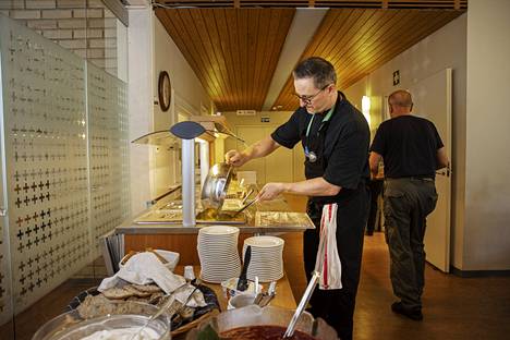 Kokki Olli Rinta-Mantila toimii työkokeilussa olevien ohjaajana hävikkiruokaravintolassa. 