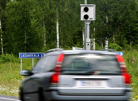 Poliisi hankkii lisää kameroita tien poskeen: Näin monessa tolpassa kamera  voi jatkossa välähtää - Kotimaa - Aamulehti