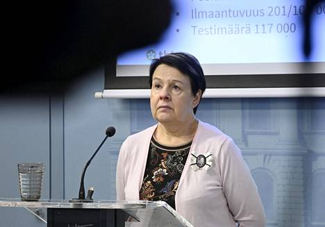 Kansliapäällikkö Kirsi Varhila on ollut sosiaali- ja terveysministeriön (STM) näkyviä hahmoja, sillä hän on ollut mukana STM:n ja Terveyden ja hyvinvoinnin laitoksen viikottaisissa koronavirustilannetta käsittelevissä tiedotustilaisuuksissa.