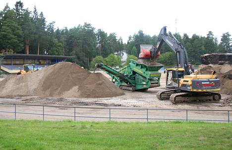 Koneet seuloivat hiekkaa ja turvetta nurmialueen kasvupohjaksi Keuruun keskusurheilukentällä tiistaina 23.8. 