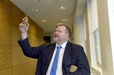 Johan Bäckman esitteli pronssisoturipatsasta Helsingin hovioikeudessa 24. lokakuuta 2019. 