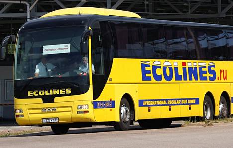 Venäläiset turistit tulevat Suomeen rajan yli bussilla ja jatkavat matkaa lentoteitse muualle Eurooppaan. Tämä linja-auto kuvattiin Vaalimaalla heinäkuun alussa.