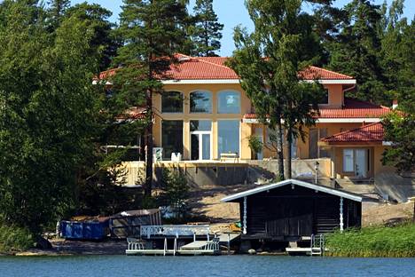 Selänteiden Kirkkonummen-talo kuvattuna vuonna 2002.