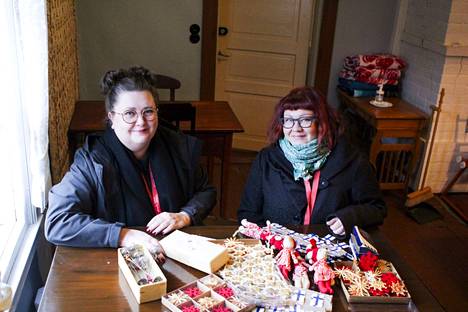 Pia Keltti (vas.) ja Hanna Westman esittelevät kauniita vanhoja joulukoristeita, joilla Hinttalaan luodaan joulutunnelmaa.