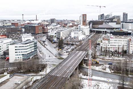 Viinikanojan alikulkusilta sijaitsee pääradalla areenan eteläpuolella. Suunnitelmissa on, että Tampereen valtatien ylittävä silta uusitaan osana Tampereen mittavaa henkilöratapihahanketta.