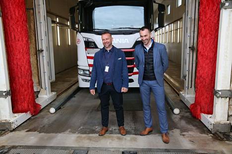 Ahola Transportin toimitusjohtaja Åke Nyblom ja myyntipäällikkö Laurent Licht Goodyearilta esittelivät rekkapesun yhteydessä olevaa renkaiden mittalaitetta.