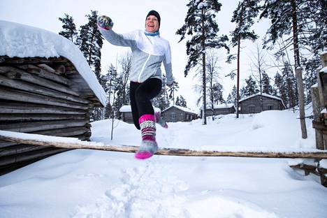 Villasukkajuoksija Kati Ruokola kuvattiin Orivedellä helmikuussa 2021. Lauantaina 22. tammikuuta Orivedellä päästään kahden vuoden tauon jälkeen kilpailemaan lajin suomenmestaruudesta.