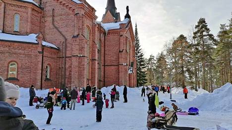 Kirkonmäen laskiaisunnuntain perhetapahtuma Keuruulla veti mukavasti väkeä lumileikkien pariin.