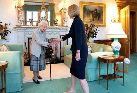 Kuningatar tapasi Britannian uuden pääministerin Liz Trussin Balmoralin linnassa 6. syyskuuta 2022.