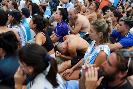 Argentiinassa Buenos Airesissa jalkapallofanit olivat kerääntyneet suurella joukolla katsomaan loppuottelua. Peli muuttui piinaavan jännittäväksi lopussa.