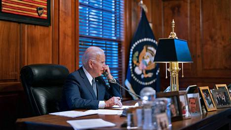 Yhdysvaltain presidentti Joe Biden kuvattiin Valkoisessa talossa 30. joulukuuta, kun hän puhui puhelimessa Venäjän presidentti Vladimir Putinin kanssa. 
