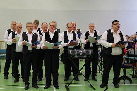 Mieskuoro Mouhijärven Multakurkut esiintyy ystävänpäivän konsertissa Mouhijärven kirkossa johtajansa Ismo Korkeen (oikealla) johdolla. Mukana on kaksi muutakin paikallista kuoroa.