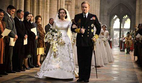 Tästä tapahtumasta alkaa The Crown -sarja. Elisabet avioituu Philipin kanssa 20.11.1947. Elisabetin roolissa on Claire Foy ja kuningas Yrjönä Jared Harris.
