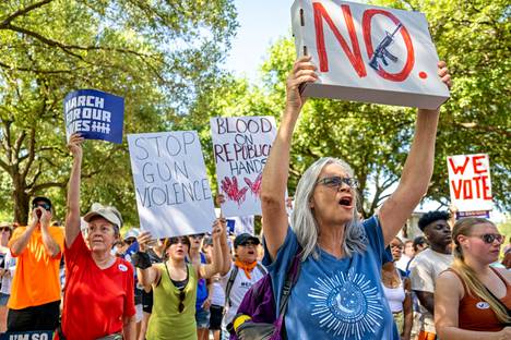 Ihmiset osoittivat mieltä aseväkivaltaa vastaan Yhdysvaltain Texasin Austinissa 11. kesäkuuta.