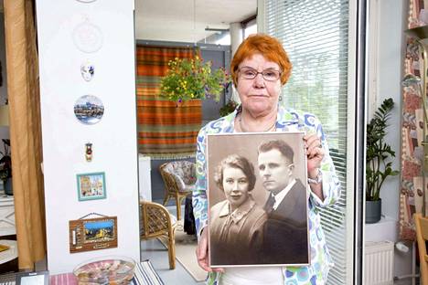 Raija-Liisa Mäkelä näyttää kuvaa isästään Yrjö Mäkelästä ja äidistään Ellenistä. Raija-Liisa syntyi vain kuukausi isän katoamisen jälkeen, tammikuussa 1938.
