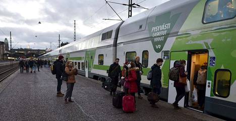 Jättijuna lähti perjantai-iltana Helsingin Rautatieasemalta. Helsingistä Rovaniemelle matkaavassa junassa on 15 kaksikerroksista vaunua ja kaksi ravintolavaunua.