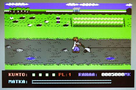 Lukiolaispoika Pasi Hytönen vietti kesän 1986 ohjelmoimalla Commodore 64:lle tuoreeseen Uuno-elokuvaan perustuvan pelin. Teknisesti tyylikäs ja sadistisen vaikea Uuno Turhapuro muuttaa maalle on nykyään keräilyharvinaisuus. Pelin kasettiversiosta maksetaan satoja euroja.