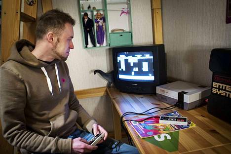 Ylöjärveläinen Sami Karjalainen pääsi vanhan intohimonsa kohteen luokse. Vapriikin Pelimuseossa saa pelata Super Mario Bros -peliä.