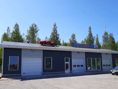 Anttilan autotalon punainen kattoauto on löytö Ruovedeltä.