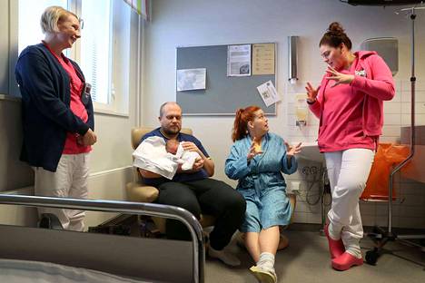 Sairaalassa opetellaan vauvojen kieltä – Kätilöt auttavat vanhempia  tulkitsemaan viestejä - Kotimaa - Aamulehti