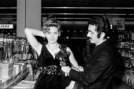 Paco Rabanne sommitteli metallisia lastoja ranskalaisnäyttelijä Corinne Marchandin mekolle vuonna 1969.