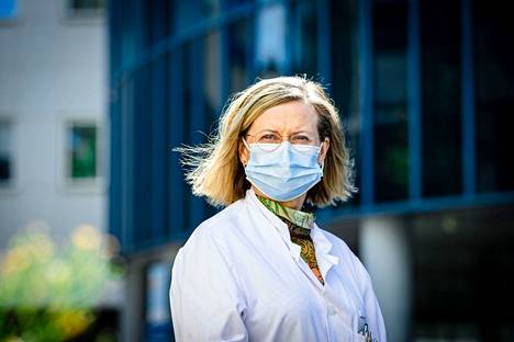 Tampereen yliopistollisen sairaalan infektioyksikön osastonylilääkäri Jaana Syrjänen kertoo, miten apinarokolta voi suojautua, miten sitä testataan ja miten sitä hoidetaan. Aamulehti kuvasi Syrjäsen kesäkuussa 2021.