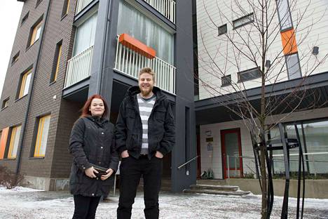 Kangasalan Vatialassa asuvat Ella Koivisto ja Riku Heino asuivat kumpikin nuorena omakotitalossa, mutta eivät kaipaa sellaista itselleen. - Kerrostalossa on helppo asua. Myös kaikki palvelut ovat tässä lähellä.