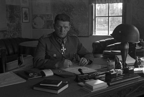 Kenraalimajuri Aaro Pajari asemasotavaiheen aikana päämajassaan Kannaksella.