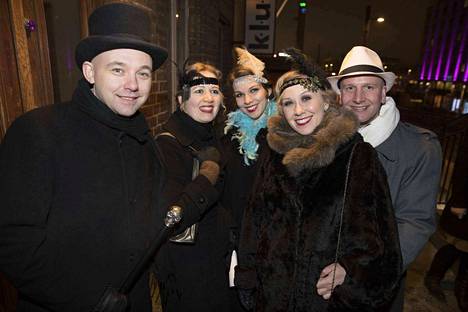 Risto Isosomppi, Hanna Sipiläinen, Kaisu-Maria Antila, Saija Rossi ja Lauri Honkasilta olivat saapuneet juhlimaan sukulaisporukalla. Media ei saanut lupaa kuvata Party Like Gatsby -tapahtumassa laisinkaan.