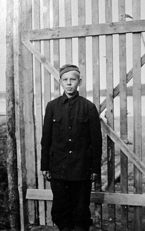 Valkeakosken sotavankileirin nuorin vanki oli 17-vuotias Aleksandr Senin, joka saapui leirille vain 48,5-kiloisena. Senin selvisi hengissä leirin ja koko jatkosodan vankeuskoettelumuksistaan, ja hänet luovutettiin takaisin Neuvostoliittoon sodan jälkeen marraskuussa 1944.