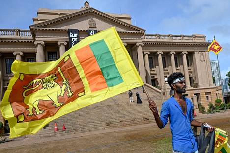 Mielenosoittaja heilutti Sri Lankan lippua Colombossa sunnuntaina.