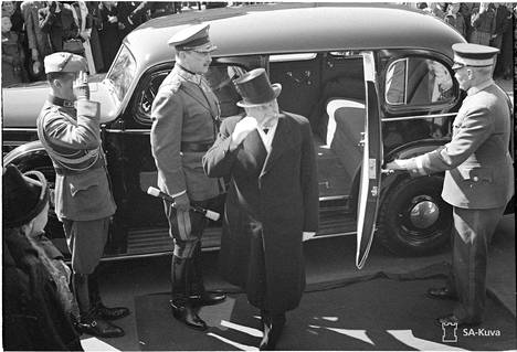 Tasavallan presidentti Kyösti Kallio ja marsalkka Mannerheim saapuvat Helsingin Suurkirkkoon sankarien muistojumalanpalvelukseen toukokuussa 1940. Taustalla Kallion virka-auto, vuosimallin 1938 Buick Special Eight.