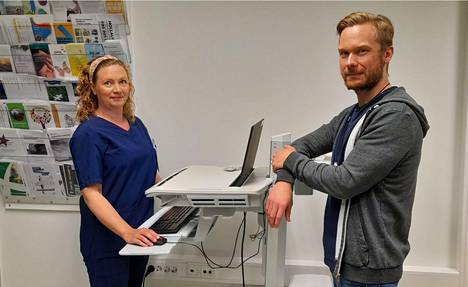 Psykiatrinen sairaanhoitaja Anu Mattinen ja projektisuunnittelija Eetu Kangasniemi kannustavat ottamaan yhteyttä matalalla kynnyksellä.