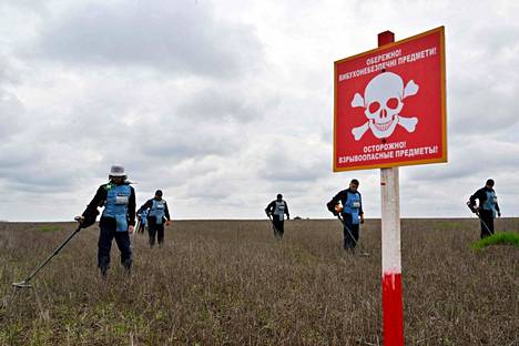 Humanitäärisen Halo Trustin miinanraivaajat puhdistivat maanviljelysmaata miinoista Jevgenivkassa Mykolajivin alueella 9. huhtikuuta.
