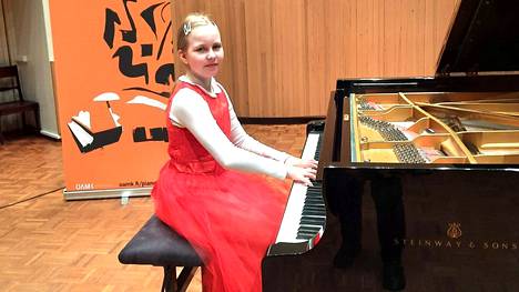 Leevi Madetoja -pianokilpailun tuomaristo palkitsi keuruulaisen Sofia Kosolan yhtenä kahdestatoista alle 13-vuotiaiden sarjassa soittaneista pianisteista 27.–28. toukokuuta Oulussa.