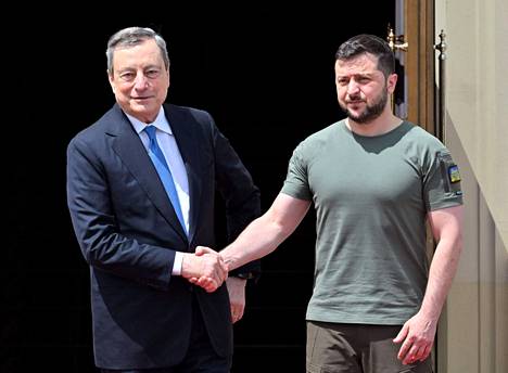 Italian hallituskriisin yhdeksi syyksi on nostettu Ukrainalle lähetetty tuki. Dosentti Marco Siddin mukaan syyt ovat kuitenkin sisäpolitiikassa. Italian pääministeri Mario Draghi (vasemmalla) tapasi Ukrainan presidentin Volodymyr Zelenskyin Kiovassa 16. kesäkuuta.