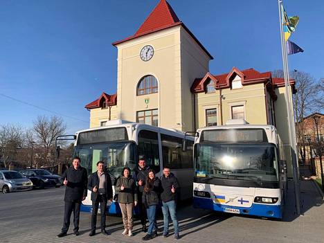 Tampereen kaupunkiliikenteen busseista kaksi päätyi Pustomytyyn. Kuvassa bussit vastaanottanutta kaupungin henkilöstöä.
