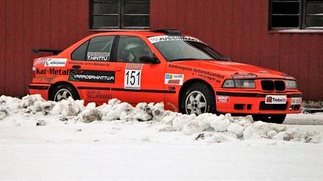 Tuomo Hinttu ajoi voittoon Keuruulla Harrasterallisarjan osakilpailussa BMW Original- luokassa. Kartturina Hintulla toimi Kristian Flyktman.
