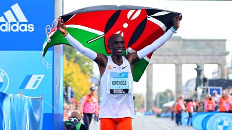 Kenialainen Eliud Kipchoge juoksi miesten maratonin maailmanennätyksen Berliinissä sunnuntaina.