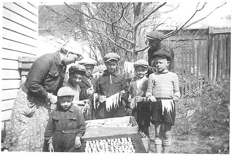 Valokuva vuodelta 1943. Kuvassa Edith Lindström, Raimo Lindström, Hukke Närvänen, Pertti Lunden, Olavi Jalonen, Hjalmar Haapaniemi. Yhden nimi ei tiedossa.